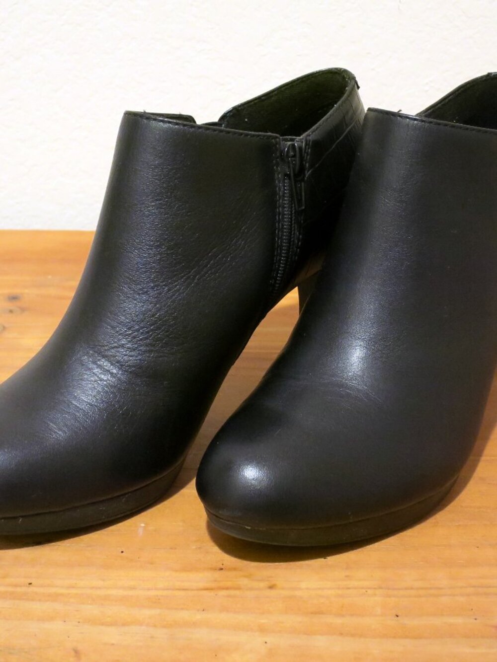 Clarks Boots Womens 7.5 Heeled Ankle Boots Adriel Lily Black